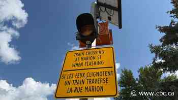 New signs give Winnipeg drivers time to detour before getting stuck waiting at rail crossings