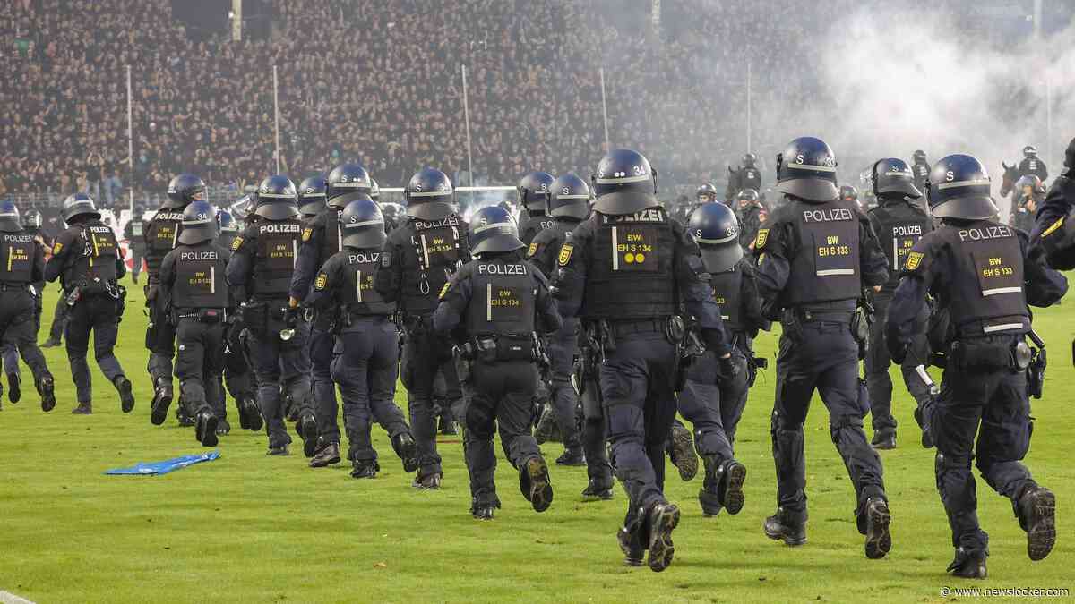 Tientallen politiemensen gewond bij voetbalwedstrijd in Duitsland: spelers gingen elkaar te lijf