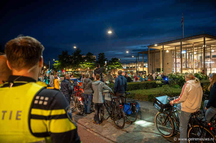 Tientallen deelnemers fietsen door Zutphen tijdens ‘De Nacht is Ook van Ons’