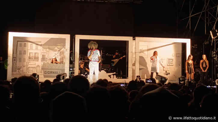 Orbit Orbit: il tour di Caparezza tra coreografie, enormi manichini e momenti di racconto intimo