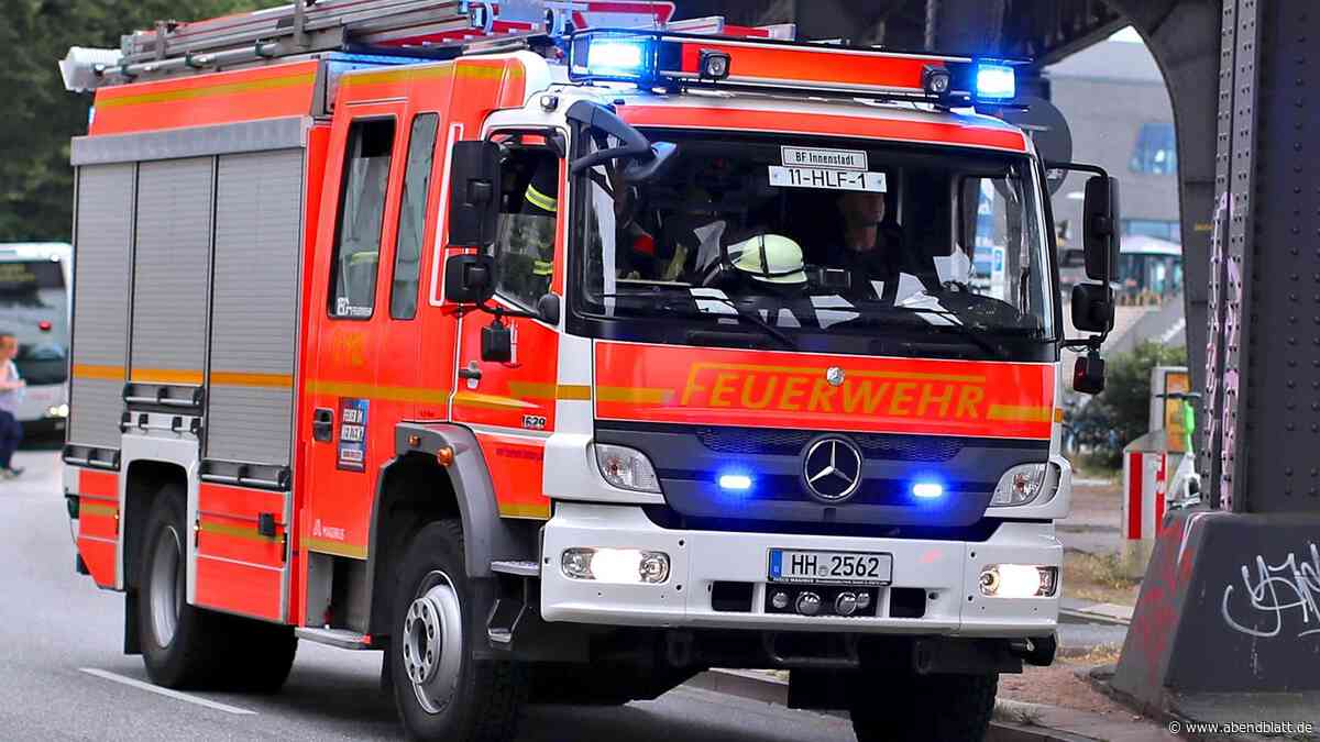 Rauch aus der Tiefgarage an der Elbe – Auto steht in Flammen