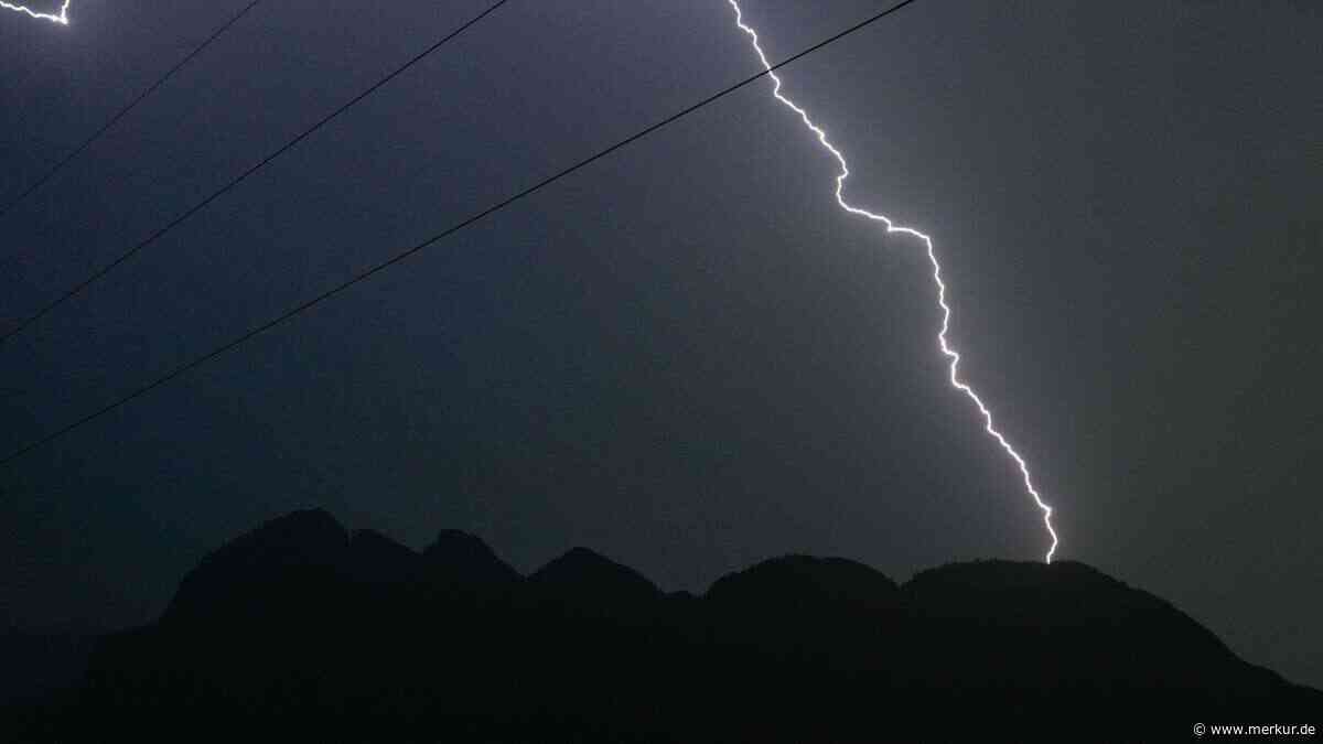 Blitzeinschlag legt Seilbahn in Italien lahm: Acht Urlauber evakuiert – Person bricht vor Schrecken zusammen