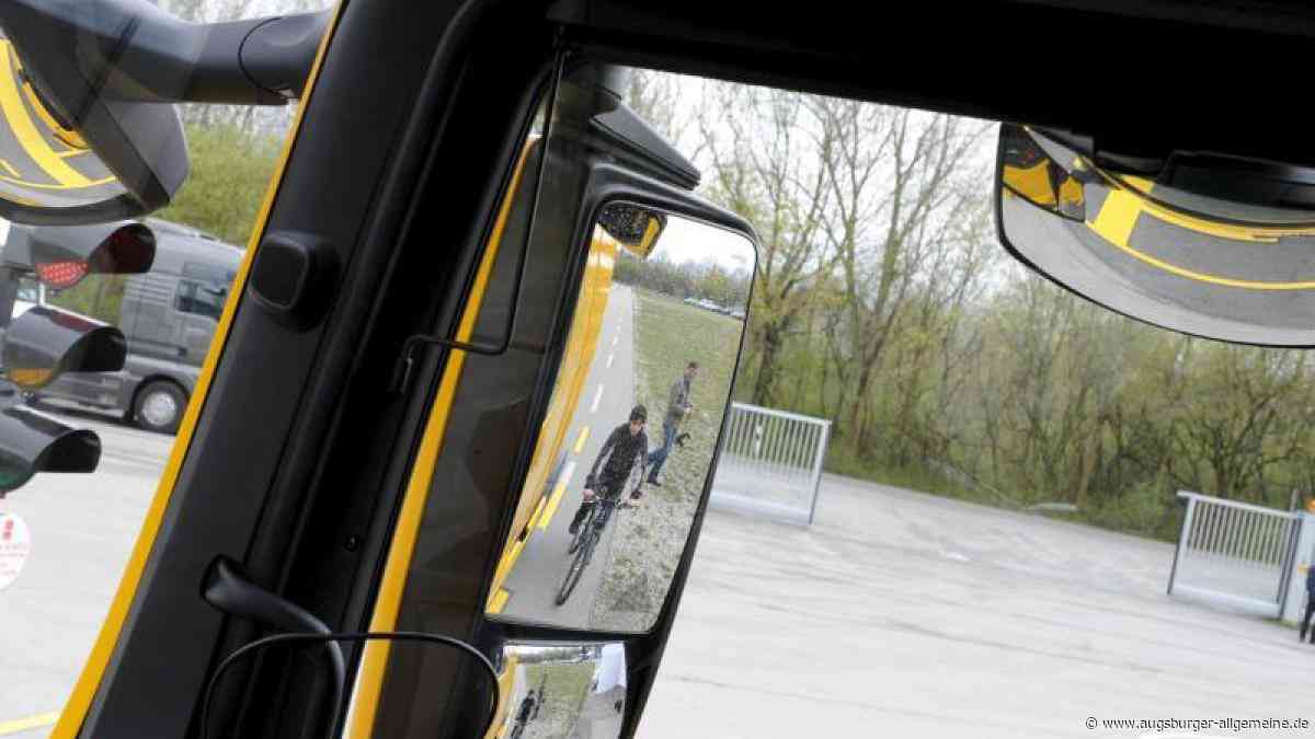 Sturz endet unter Sattelzug: Radfahrerin von Lkw-Fahrer im Toten Winkel übersehen