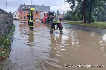 Verstopfter Gully in Oelsnitz: Feuerwehr verhindert Überschwemmung von Hauptstraße