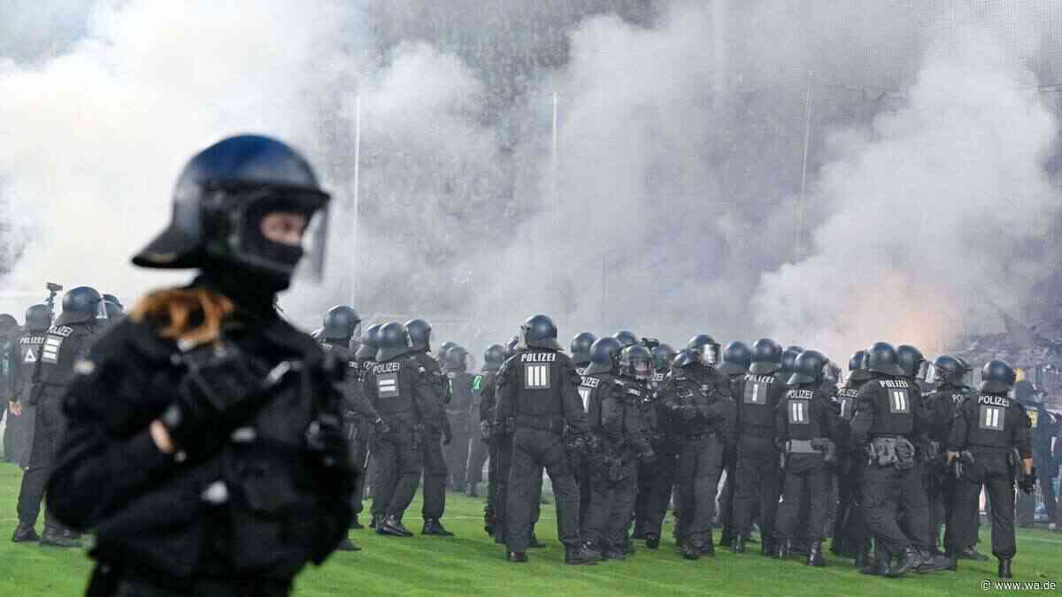 Mehrere Polizisten und Fans bei DFB-Pokal-Derby verletzt