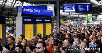 Elke vijf minuten een trein en toch is het station ramvol: duizenden fans naar Zandvoort voor Formule 1