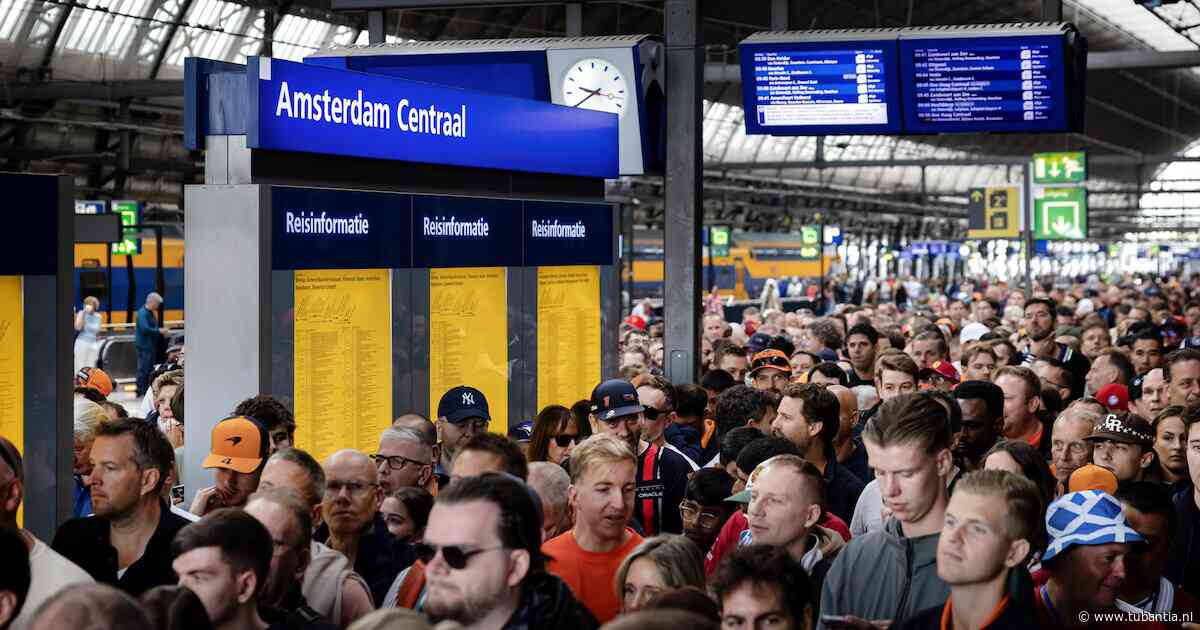 Elke vijf minuten een trein en toch is het station ramvol: duizenden fans naar Zandvoort voor Formule 1
