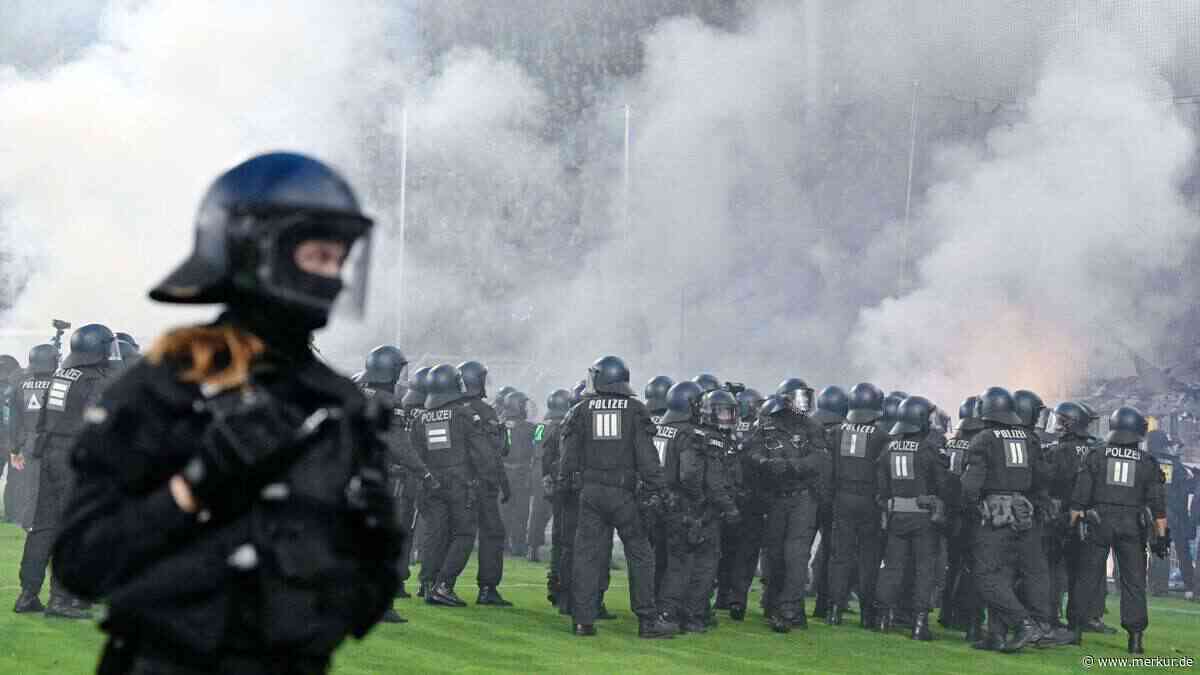 Mehrere Polizisten und Fans bei DFB-Pokal-Derby verletzt