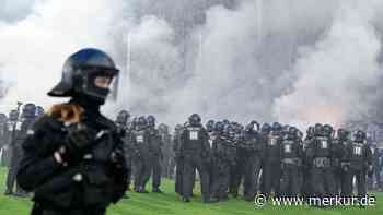 Mehrere Polizisten und Fans bei DFB-Pokal-Derby verletzt