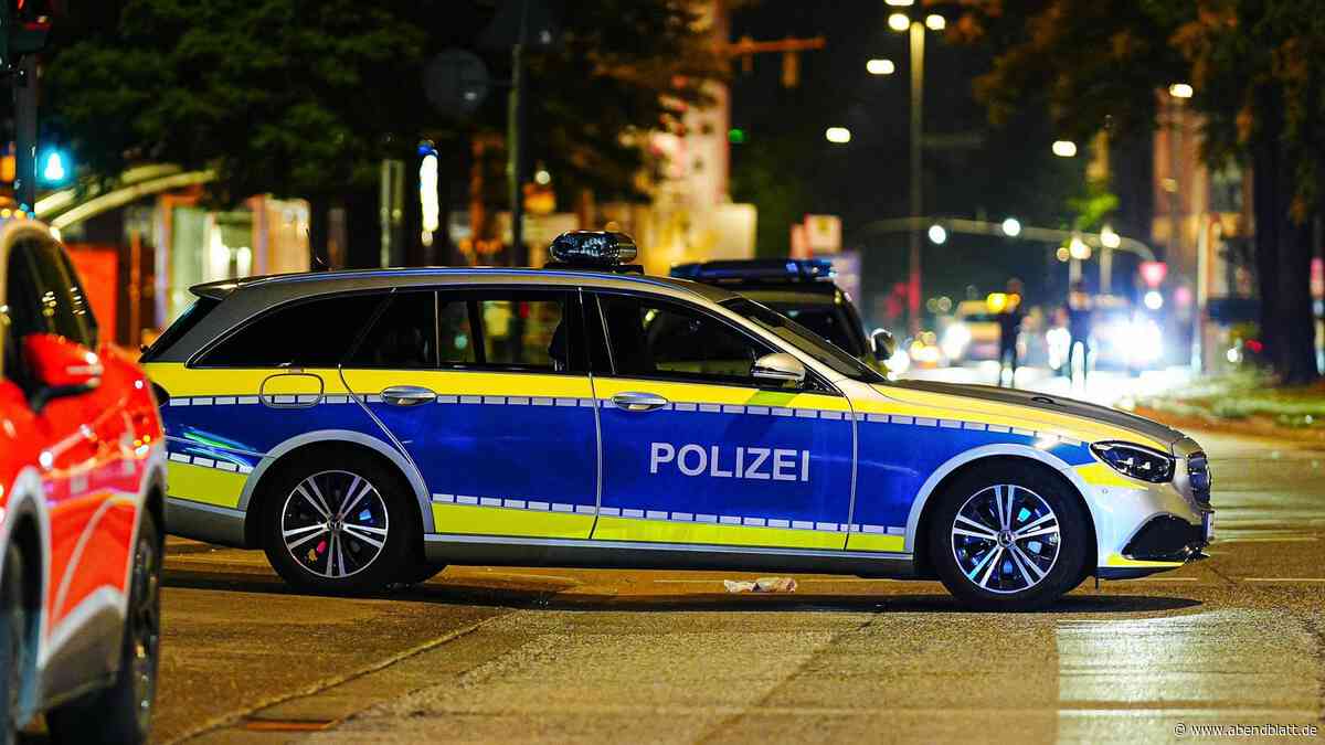 Unfall in der Schanze: Fahrradfahrer nach Kollision mit Auto schwer verletzt