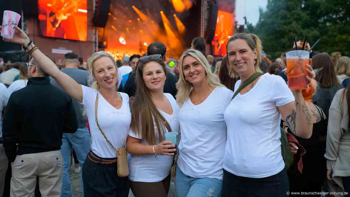 „Ich war Pizzafahrer“: Montez rührt 7500 Fans im Raffteichbad
