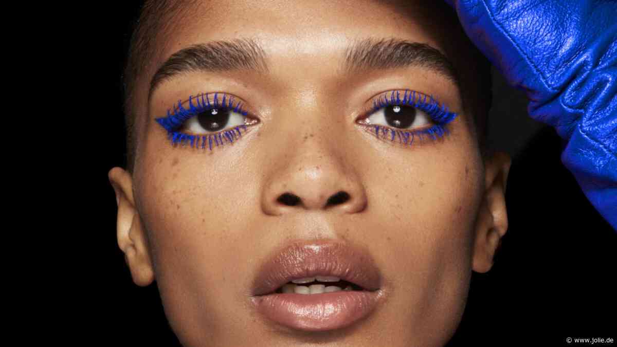 Statt Schwarz: Wenn du braune Augen hast, solltest du jetzt DIESE Mascara-Farbe tragen