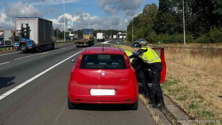 Automobilist slaapt roes uit in auto naast snelweg A58 bij Oirschot