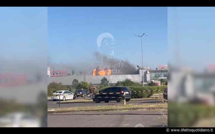 Droni russi colpiscono centro commerciale in pieno giorno a Kryvyi Rih: il video dell’attacco