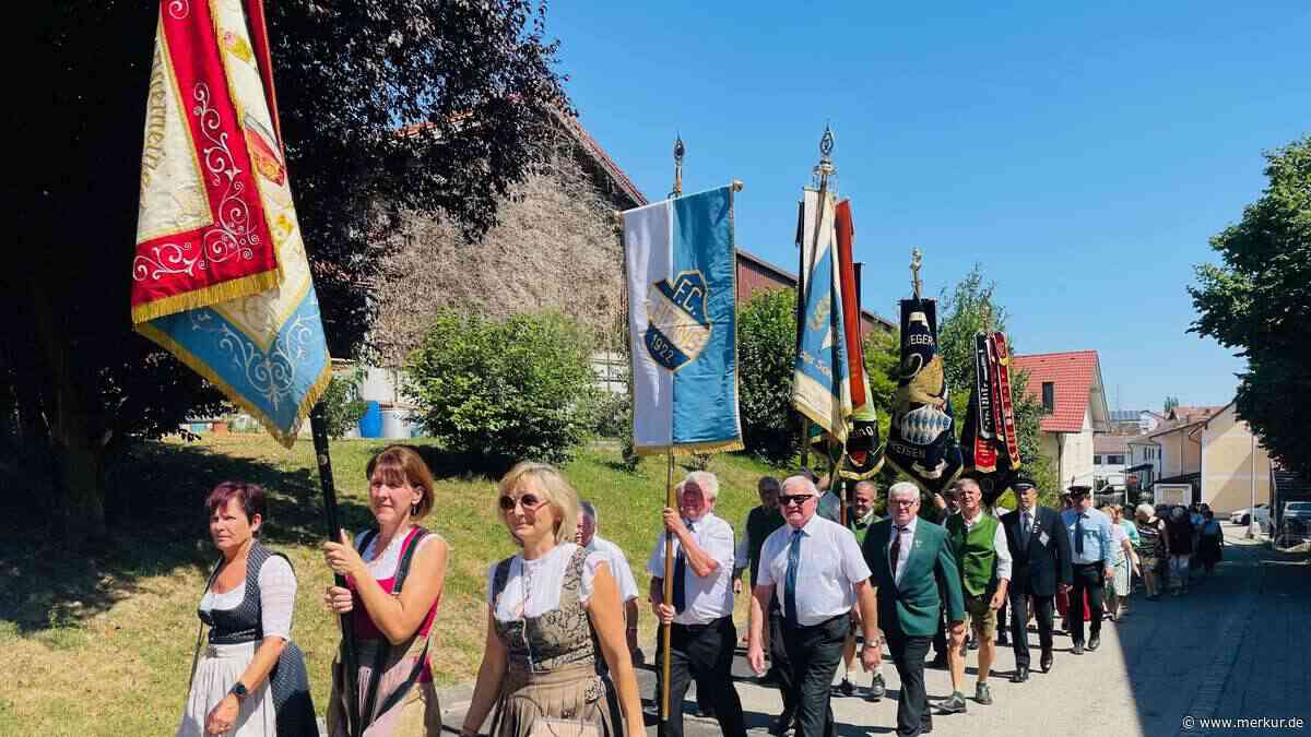 Frauenverein kfd feiert 50 Jahre – mit einer Fahne vom Vorgängerverein