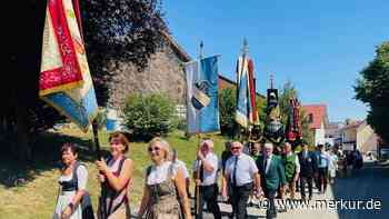 Frauenverein kfd feiert 50 Jahre – mit einer Fahne vom Vorgängerverein