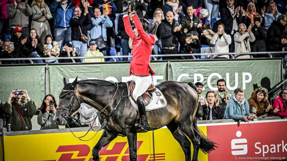 Vogel kapert Bundestrainer-Handy: Wie die Springreiter den WM-Titel feiern