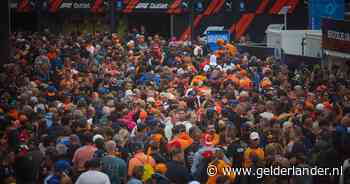 Drommen bij ingang circuit Zandvoort voor sprintrace en drukte op stations