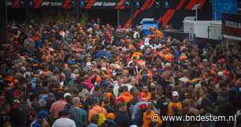 Drommen bij ingang circuit Zandvoort voor sprintrace en drukte op stations