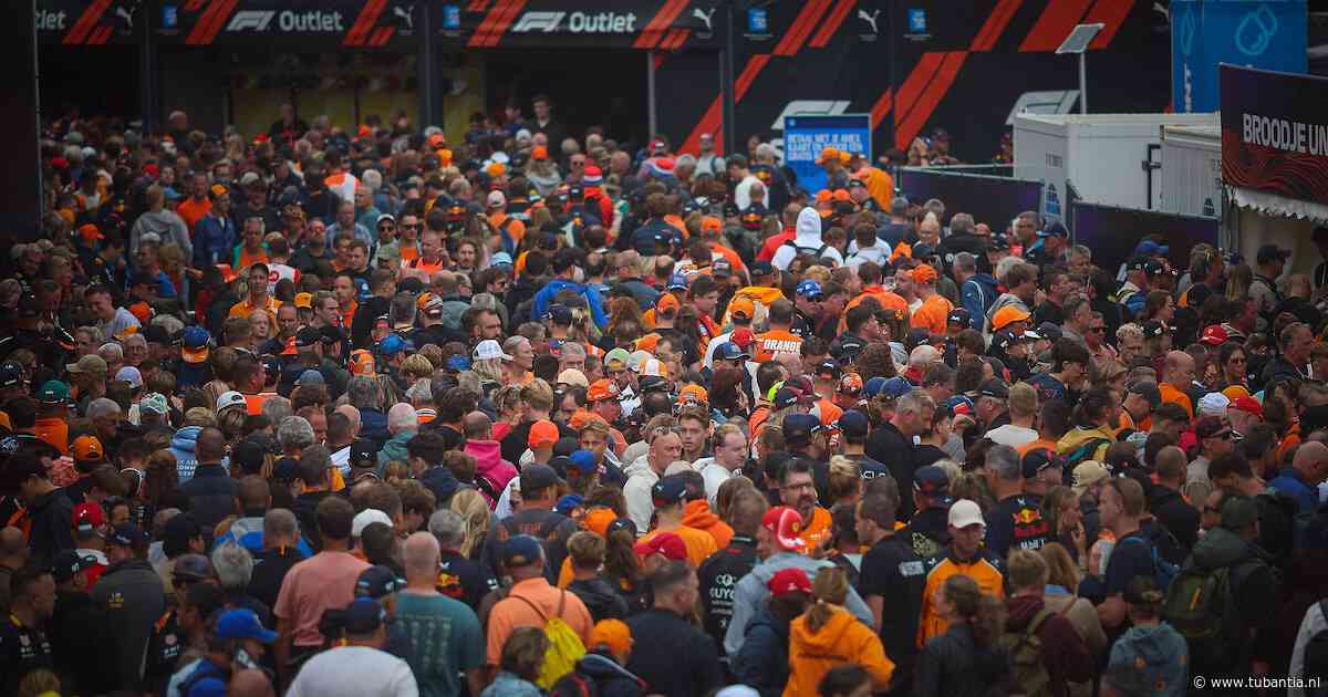 Drommen bij ingang circuit Zandvoort voor sprintrace en drukte op stations