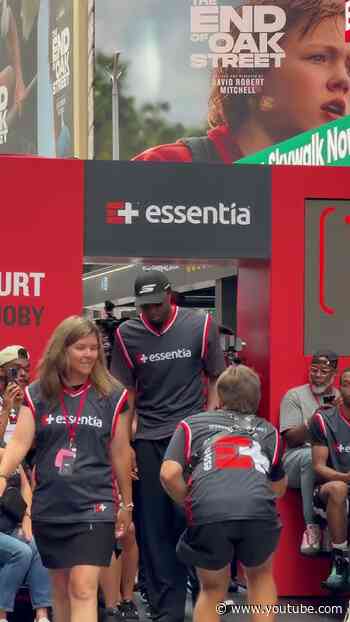 @essentiawater brought a basketball court to #TimesSquare, ft. NY Knicks’ OG Anunoby! 🏀🔥#NYC