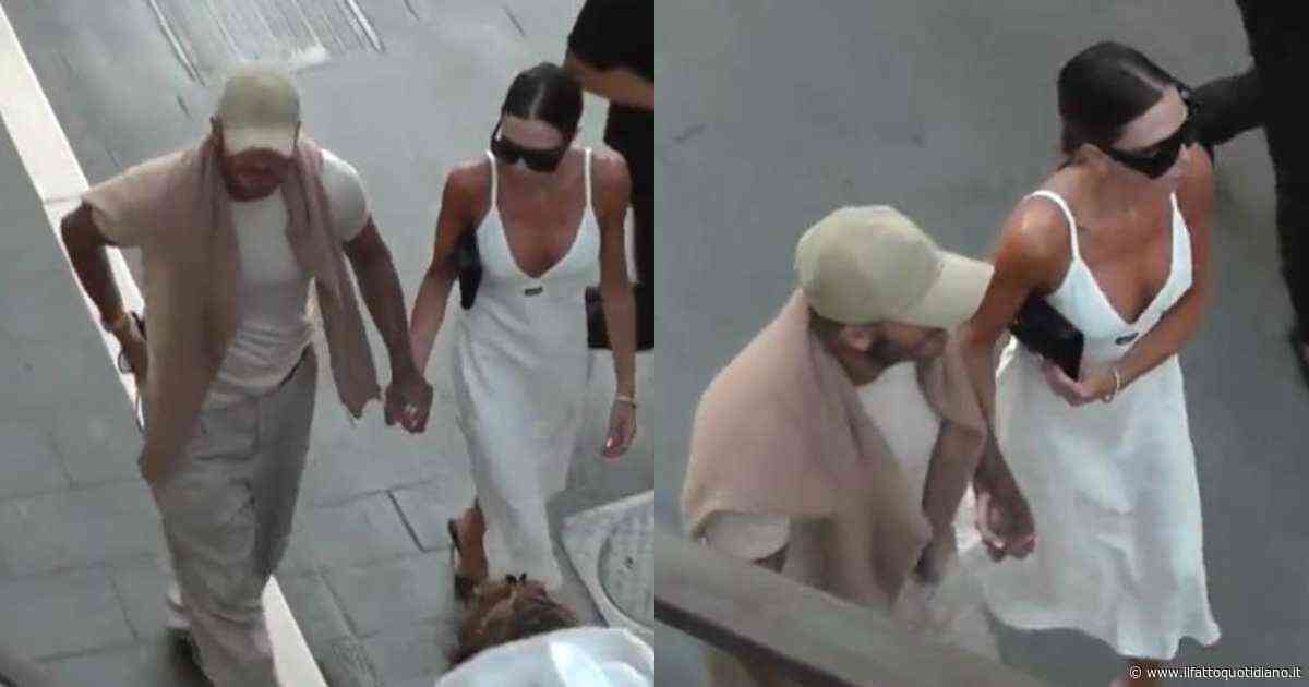 David e Victoria Beckham sbarcano a Capri dopo Portofino e la Costiera Amalfitana: il video della passeggiata mano nella mano in Piazzetta tra i turisti