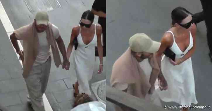 David e Victoria Beckham sbarcano a Capri dopo Portofino e la Costiera Amalfitana: il video della passeggiata mano nella mano in Piazzetta tra i turisti