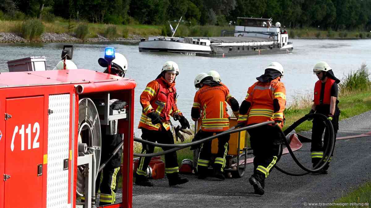 Großübung am Mittellandkanal in Wolfsburg: 200 Feuerwehrleute proben Ernstfall