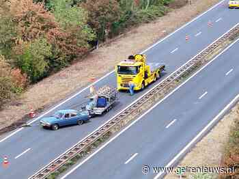 Auto met aanhanger van weg