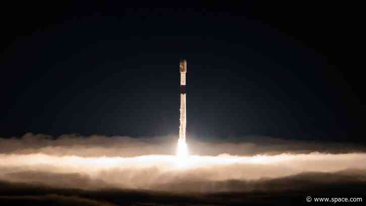 SpaceX sends 27 Starlink satellites to orbit on 100th Falcon rocket launch of the year (photos)
