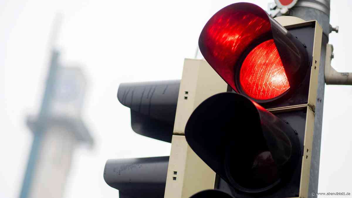 Rote Ampel: Autos prallen bei Abbiegemanöver in Rotherbaum zusammen