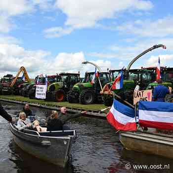 Trekkers langs de kant, boeren het water op in Giethoorn voor protest