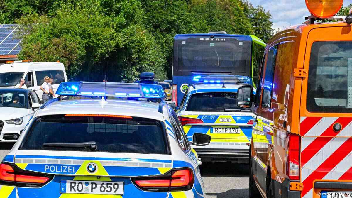 Heftiger Bus-Unfall bei Miesbach – Rettungshubschrauber nach Kollision im Einsatz