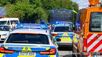 Heftiger Bus-Unfall bei Miesbach – Rettungshubschrauber nach Kollision im Einsatz