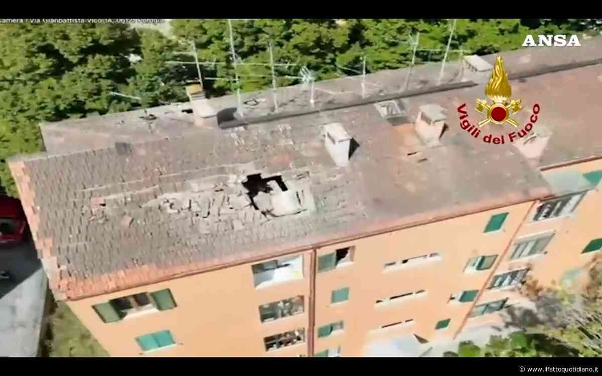 Esplosione in una palazzina a Perugia, i gravi danni al tetto parzialmente crollato: il video dall’alto