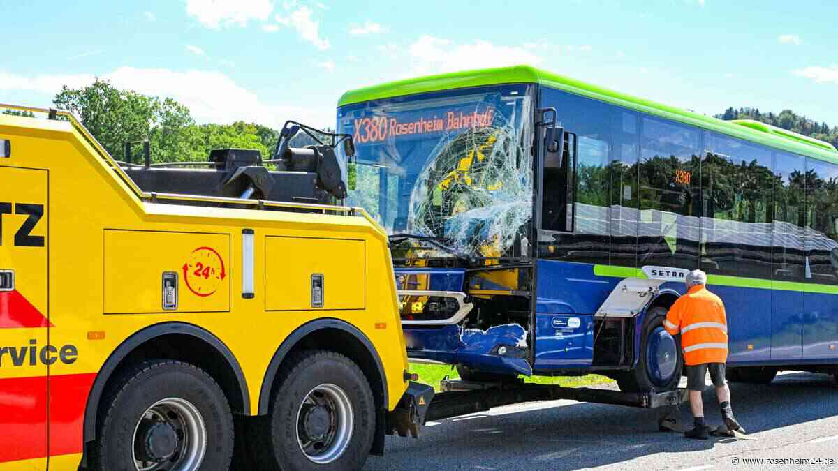 Busfahrer übersieht Rückstau und kracht in Heck von Auto - fünf Personen verletzt