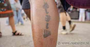 LIVE Lowlands | Joost pinkt een traantje weg als hij zijn Lowlands-tattoo laat zien