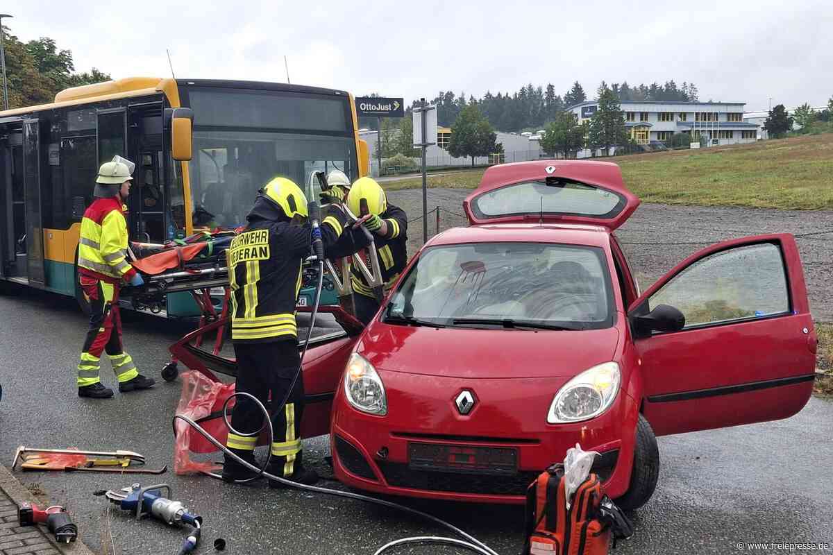 Katastrophenübung in Oederan: Verletzte nach simuliertem Busunfall versorgt