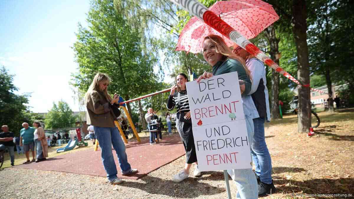 Merz is back: Nach lautstarker Kritik besucht der Kanzler das Waldbrandgebiet – unter Protest