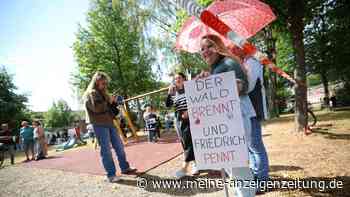 Merz is back: Nach lautstarker Kritik besucht der Kanzler das Waldbrandgebiet – unter Protest