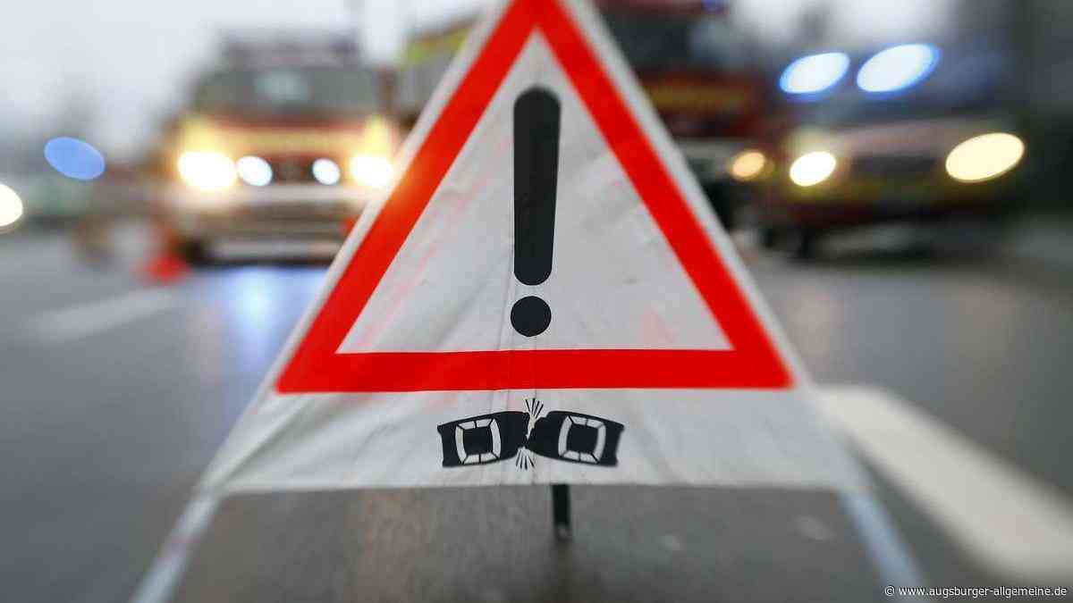 Unfall auf der A9: Auto schleudert in ein Wohnwagengespann