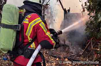 FW Düren: Rauchentwicklung an Bahnstrecke - Feuerwehr löscht brennende Gartenlaube