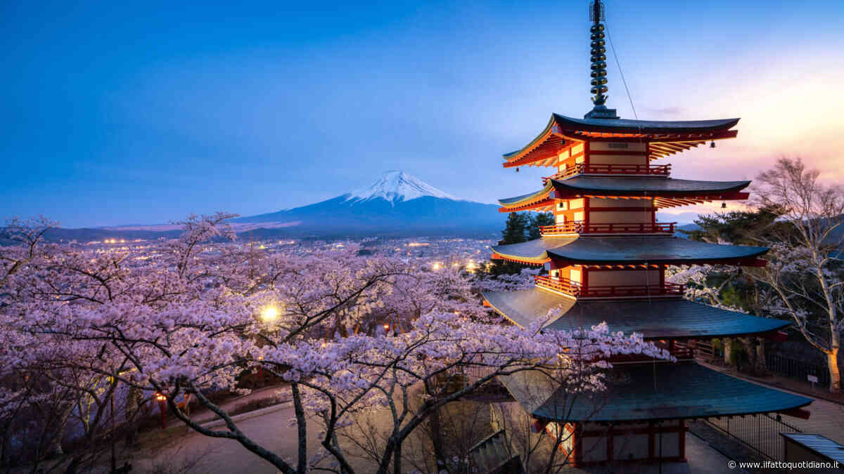 Abbandona il figlio di 7 anni per oltre 8 ore a 2 mila metri sul Monte Fuji per continuare la scalata con il figlio maggiore: il gesto choc del padre e l’intervento della polizia