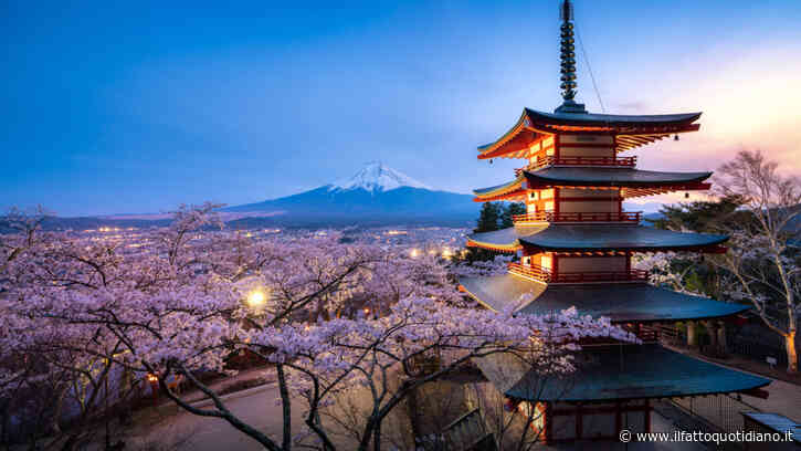 Abbandona il figlio di 7 anni per oltre 8 ore a 2 mila metri sul Monte Fuji per continuare la scalata con il figlio maggiore: il gesto choc del padre e l’intervento della polizia