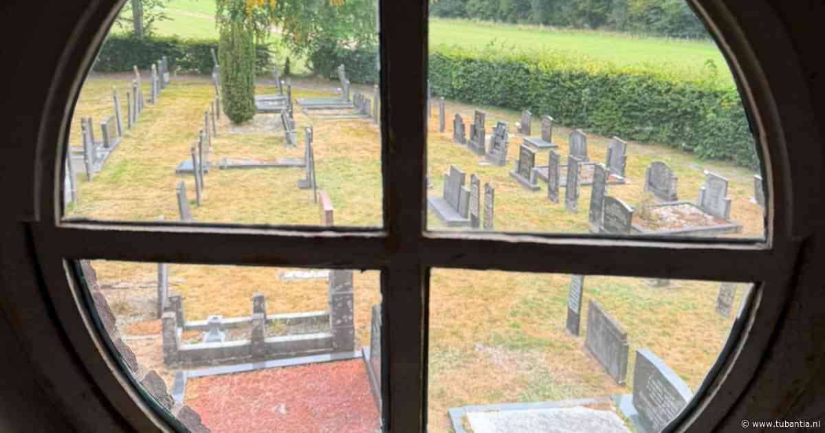 Voor 190 euro slaap je tussen de grafzerken in Fries gehucht: is deze kerk de prijs waard?