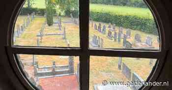 Voor 190 euro slaap je tussen de grafzerken in Fries gehucht: is deze kerk de prijs waard?