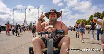 LIVE Lowlands | Marc (54) en zijn vrouw vieren het feestje zonder de kinderen