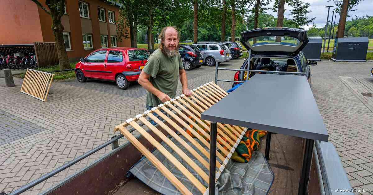 Arnoud (54) helpt studenten verhuizen op de campus: ‘Iedereen kent hem hier’