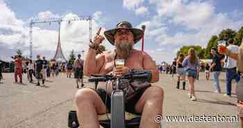 LIVE Lowlands | Marc (54) en zijn vrouw vieren het feestje zonder de kinderen