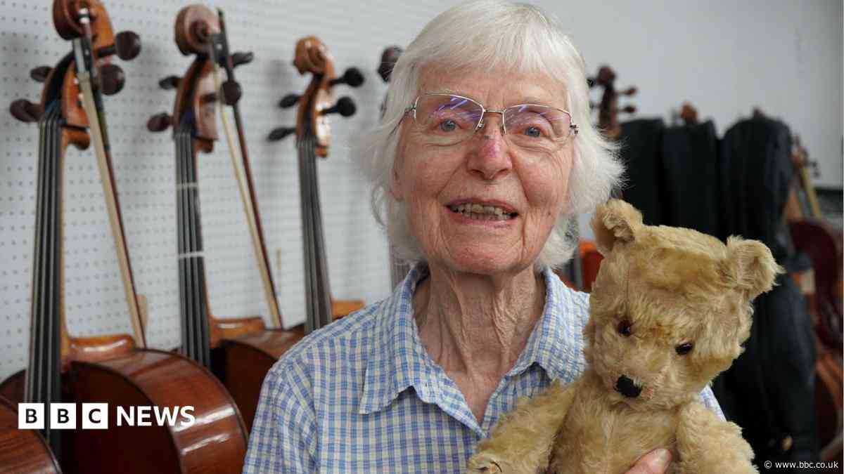 Cellist Jaquelin du Pre's belongings up for auction